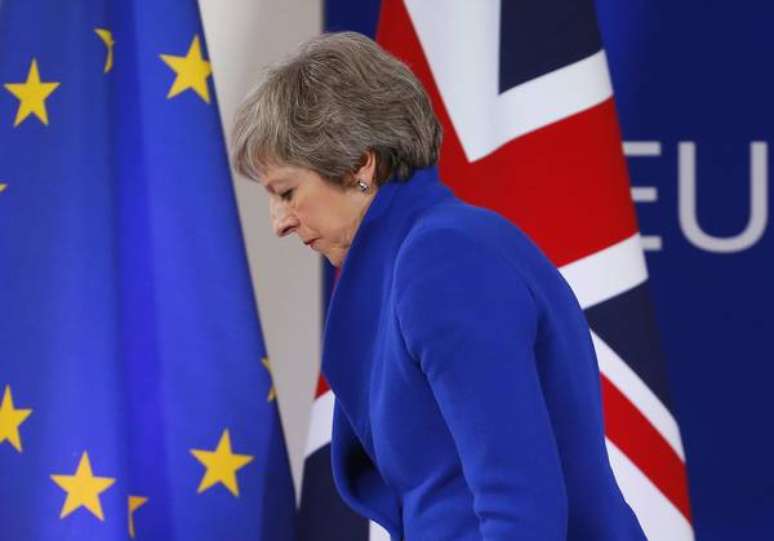 Theresa May enfrenta crescente pressão interna por causa do Brexit