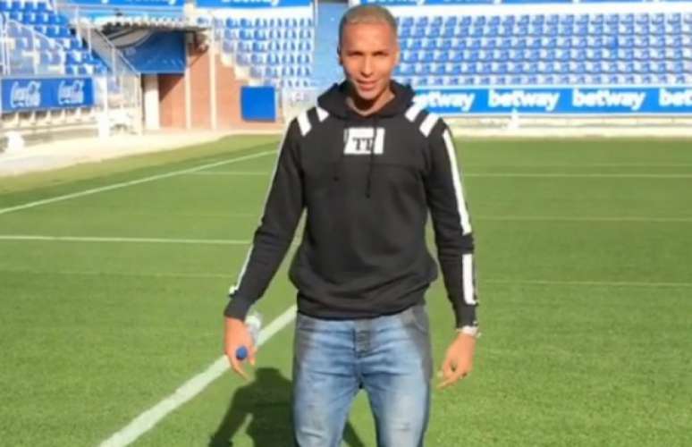 Deyverson aproveitou as férias no Palmeiras para retornar à Espanha e ao estádio do Alavés (Reprodução/Instagram)