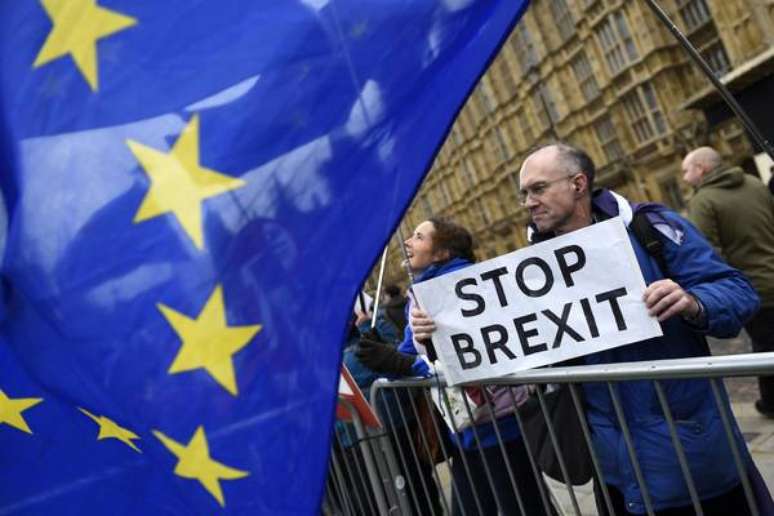 Manifestantes anti-Brexit em frente ao Parlamento do Reino Unido