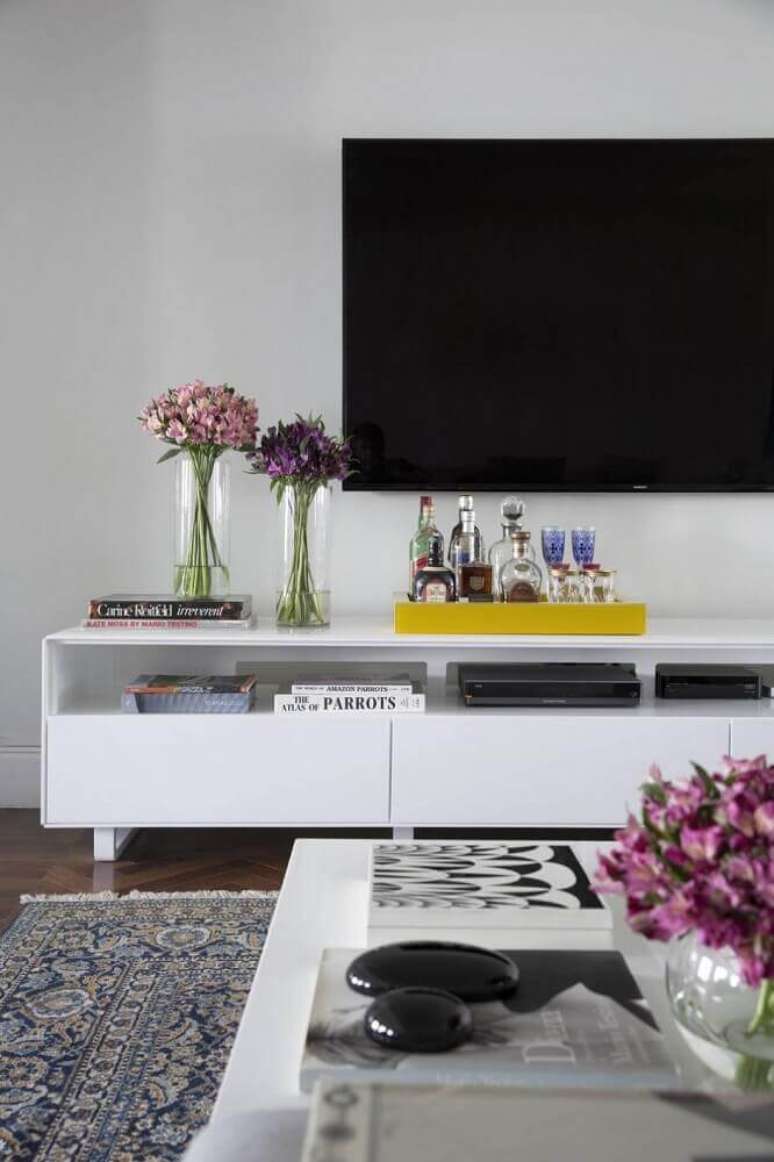 14. Decora&ccedil;&atilde;o com enfeites para rack branca &ndash; Foto: BellaDiva