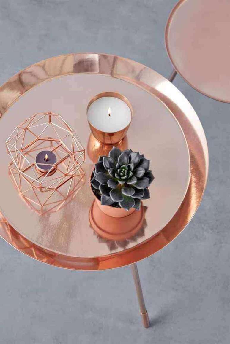 10. Velas aromatizadas s&atilde;o enfeites decorativos para sala de estar que deixam um cheiro gostoso no ar e uma ilumina&ccedil;&atilde;o bem aconchegante &ndash; Foto: Beauty Hunter