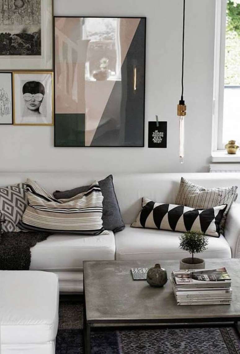 17. Decora&ccedil;&atilde;o moderna com objetos de decora&ccedil;&atilde;o para sala com v&aacute;rios quadros na parede &ndash; Foto: Wohnzimmer
