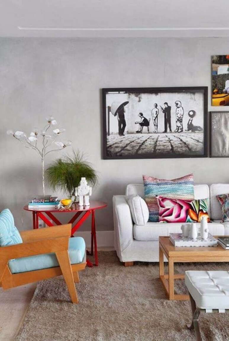 24. Enfeites de decoração para sala com sofá branco, mesa de canto vermelha e poltrona de madeira – Foto: Mariah Lopes