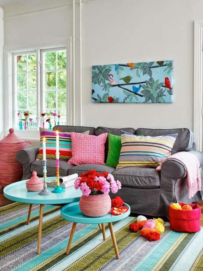 27. Decora&ccedil;&atilde;o colorida com tapete listrado e objetos decorativos para sala com sof&aacute; cinza &ndash; Foto: Hum Ideas