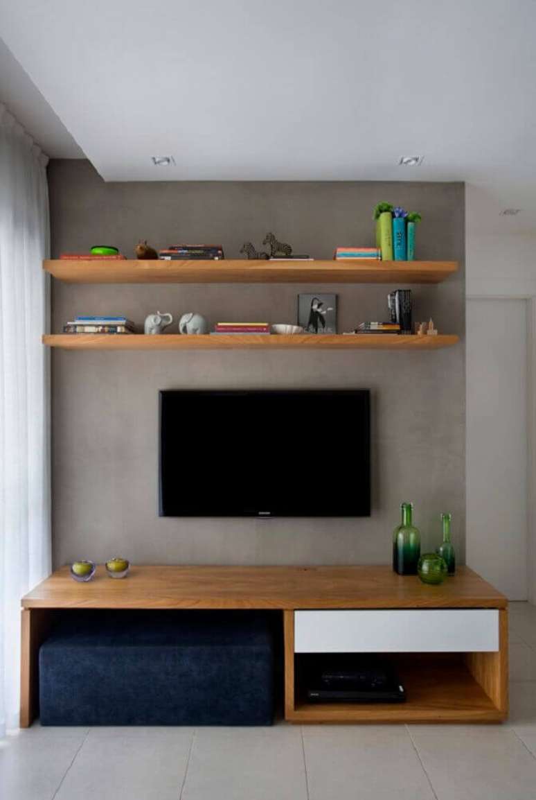 33. Decora&ccedil;&atilde;o com parede de cimento queimado e enfeites decorativos para sala de estar pequena com rack de madeira &ndash; Foto: Pinterest