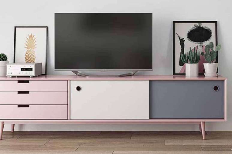 34. Enfeites para rack retrô rosa e cinza com estilo minimalista – Foto: FirePont