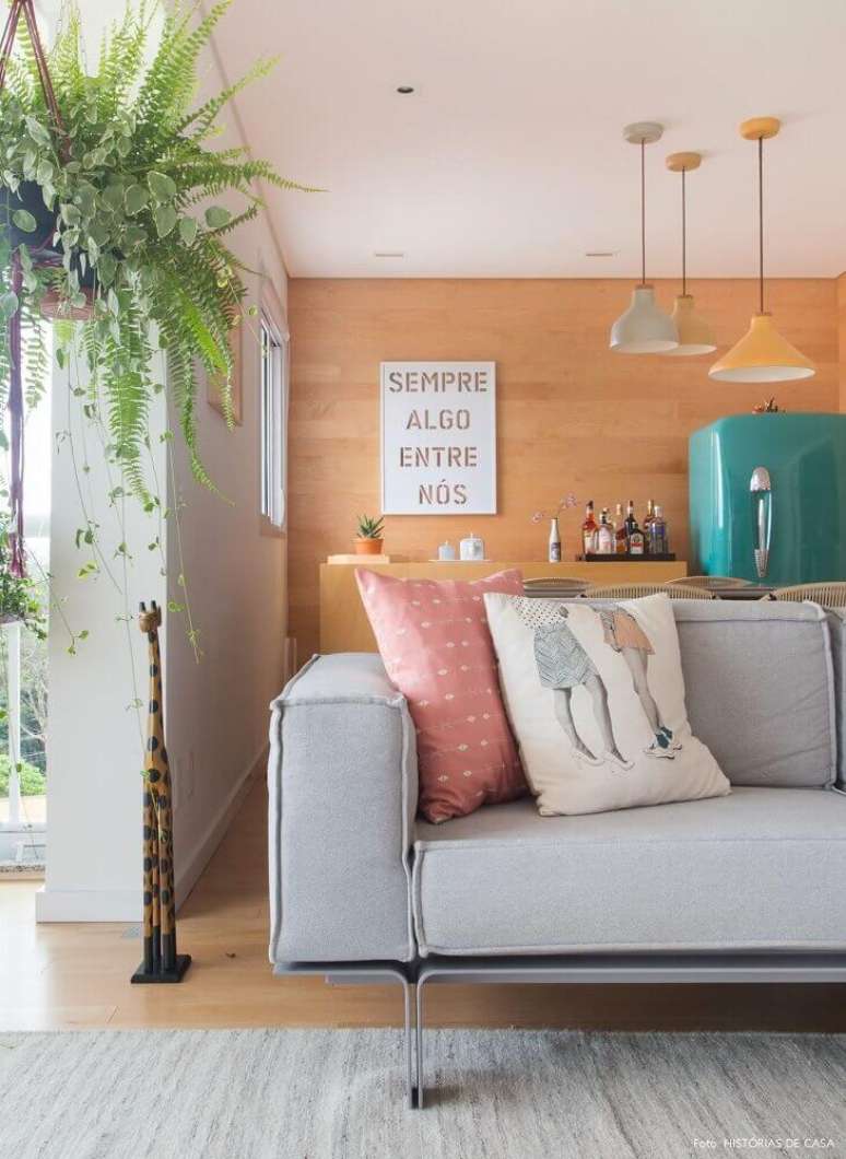 40. Decoração clean para sala com sofá cinza, samambaia pendurada e girafinha como objetos de decoração para sala – Foto; Diseno Interior