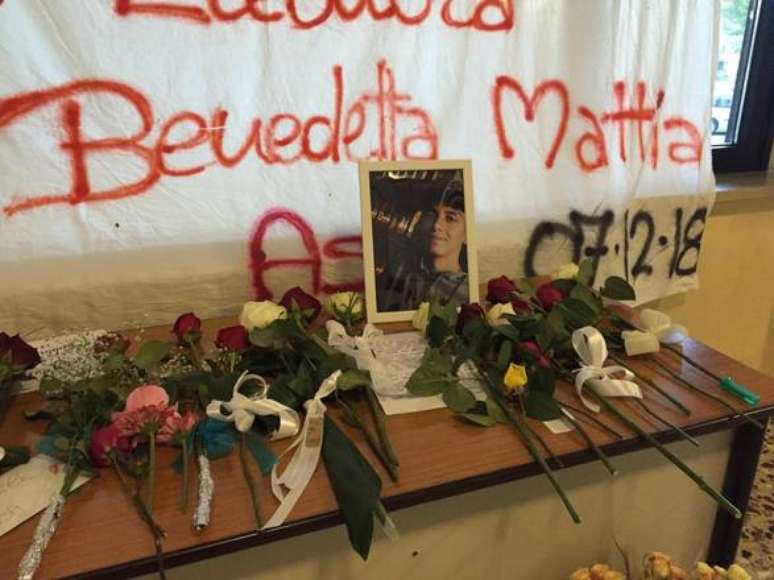 Homenagem a Daniele Pongetti, 16, vítima de tumulto em discoteca na Itália
