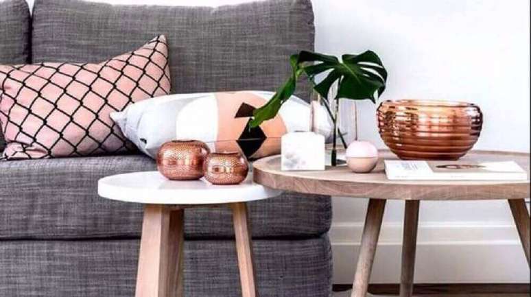 47. Para um toque moderno na decoração utilize enfeites decorativos para sala de estar com acabamento rose gold – Foto: Yasemin