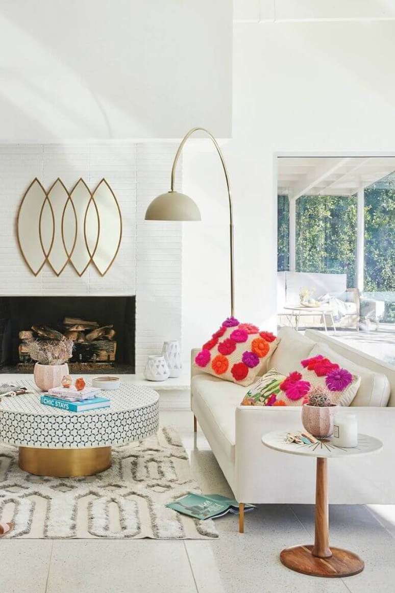 51. Decora&ccedil;&atilde;o clean com enfeites para sala com mesa de centro e mesa de canto redonda e lumin&aacute;ria de ch&atilde;o &ndash; Foto: Anthropologie