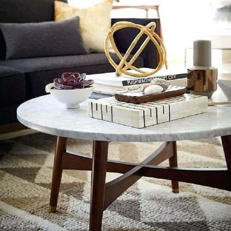 53. Objetos decorativos para sala com mesa de centro redonda com tampo de mármore – Foto: Moroccan School