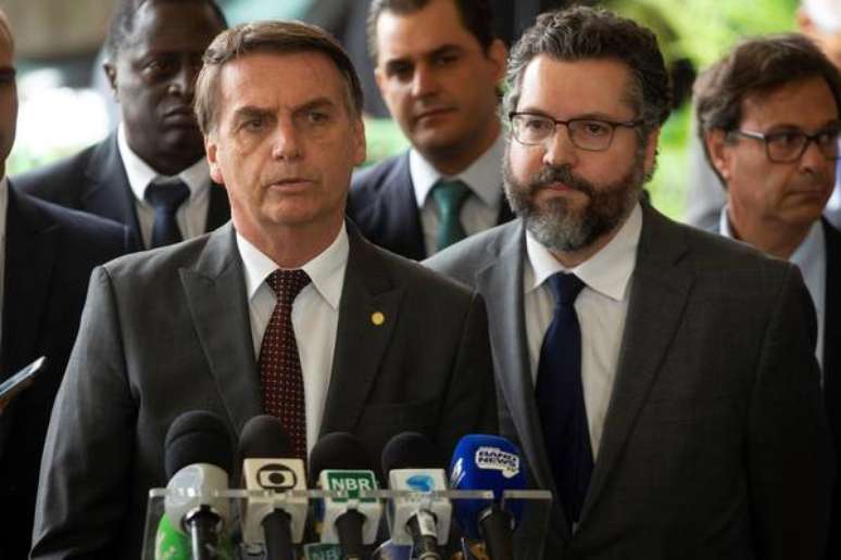 Bolsonaro com seu futuro chanceler, Ernesto Araújo