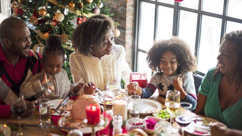 Festas de fim de ano costumam ser acompanhadas de banquetes em família