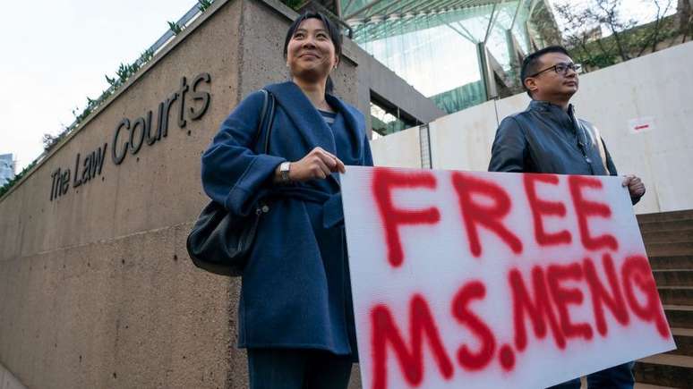 Manifestantes se reuniram na porta do tribunal em Vancouver onde a execuvita Meng Wanzhou foi ouvida