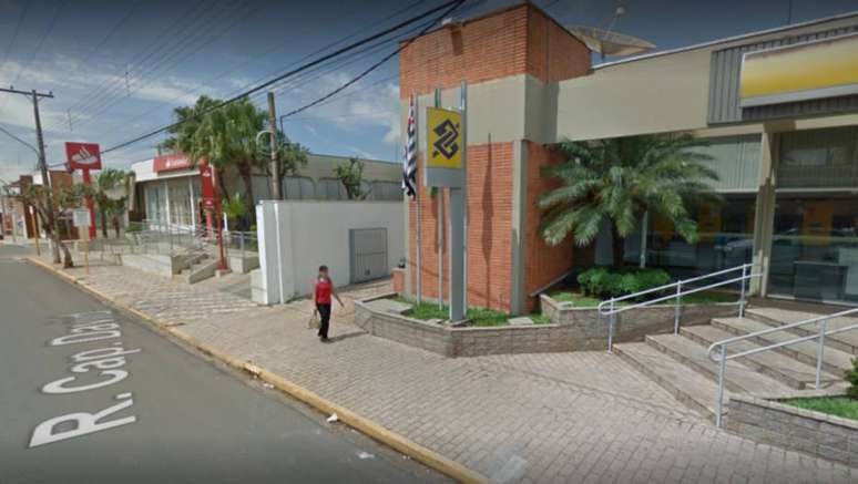As agências do Banco do Brasil, Santander e Caixa Econômica Federal ficam na mesma rua da cidade de Tambaú, interior de SP