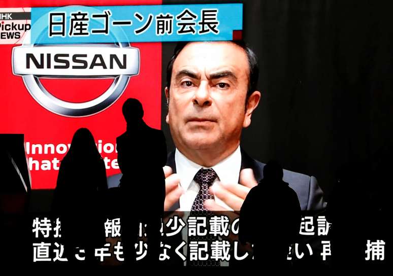 Imenso monitor transmite notícia sobre o ex-presidente do conselho da Nisssan Carlos Ghosn após seu indiciamento em Tóquio 10;12/ 2018.  REUTERS/Issei Kato 