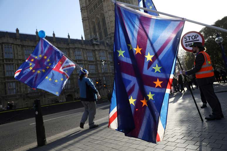 Manifestantes carregam bandeiras do Reino Unido e da União Europeia em Londres 11,/12/2018 REUTERS/Simon Dawson