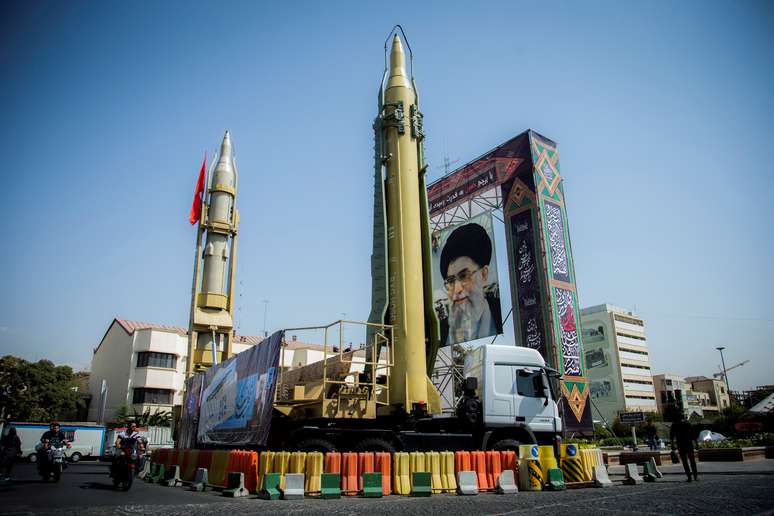 Reprodução de míssil é vista ao lado de foto do líder supremo do Irã, aiatolá  Ali Khamenei, em praça em Teerã 27/09/2017 Nazanin Tabatabaee Yazdi/TIMA via REUTERS 