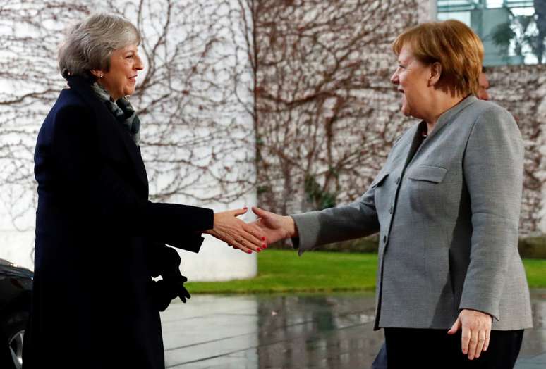 Primeira ministra britância, Theresa May, é recebida pela chanceler alemã, Angela Merkel, em Berlim
11/12/2018
REUTERS/Fabrizio Bensch