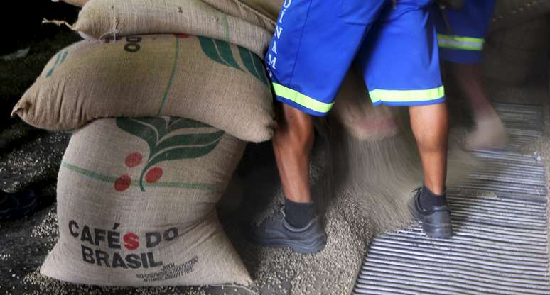 Trabalhador descarrega sacas de café no Porto de Santos
10/12/2015
REUTERS/Paulo Whitaker