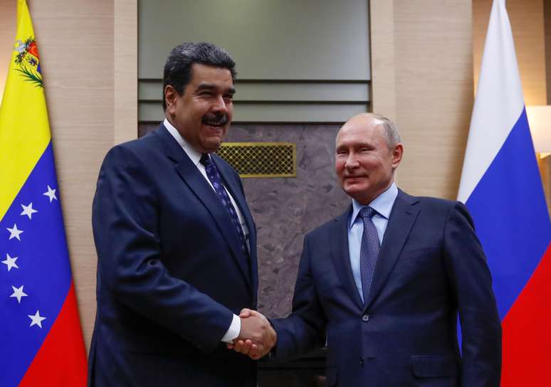 O presidente russo, Vladimir Putin, cumprimenta o presidente venezuelano, Nicolas Maduro, durante encontro em Moscou, na Rússia
05/12/2018
REUTERS/Maxim Shemetov