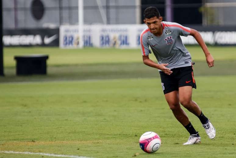 Matheus Matias em treino do Corinthians (Foto: Rodrigo Gazzanel)