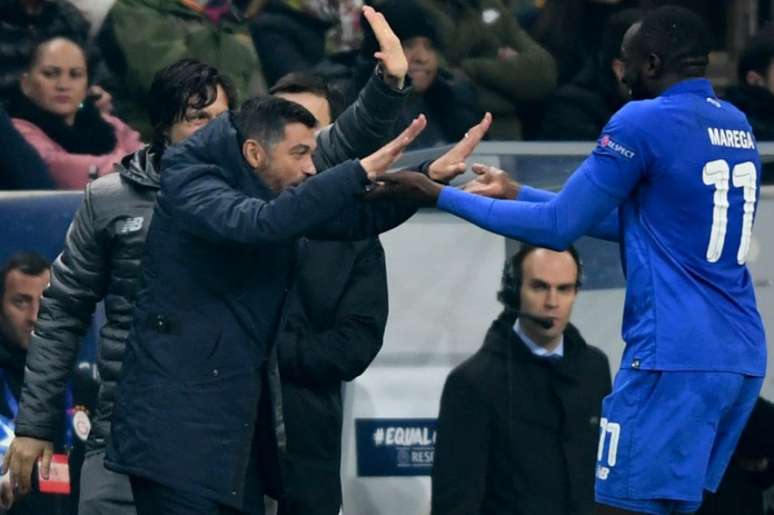 Treinador comemora com Marega o segundo gol do Porto (Foto: AFP)