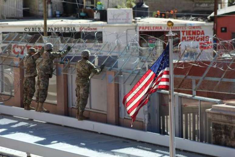 Soldados americanos na fronteira entre o México e o estado do Arizona