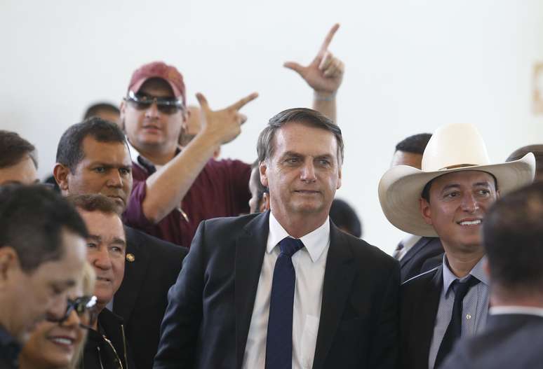 O presidente eleito Jair Bolsonaro (PSL) durante almoço com artistas sertanejos no Clube do Exército, em Brasília, no início de tarde desta terça-feira, 11. Ao chegar ao local, Bolsonaro passou alguns minutos tirando selfies com admiradores e, em seguida, sentou-se em uma mesa em companhia da dupla sertaneja Bruno e Marrone. Um dos filhos do presidente eleito, o vereador Carlos Bolsonaro, também está presente no evento.