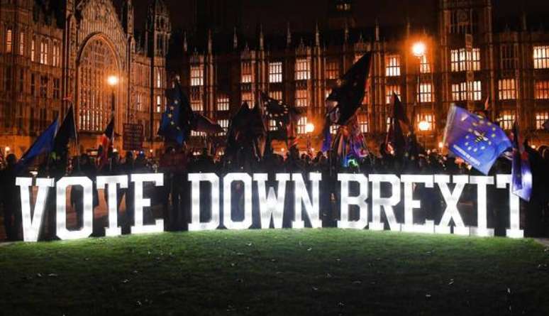 Protesto europeísta em frente ao Parlamento do Reino Unido, em Londres