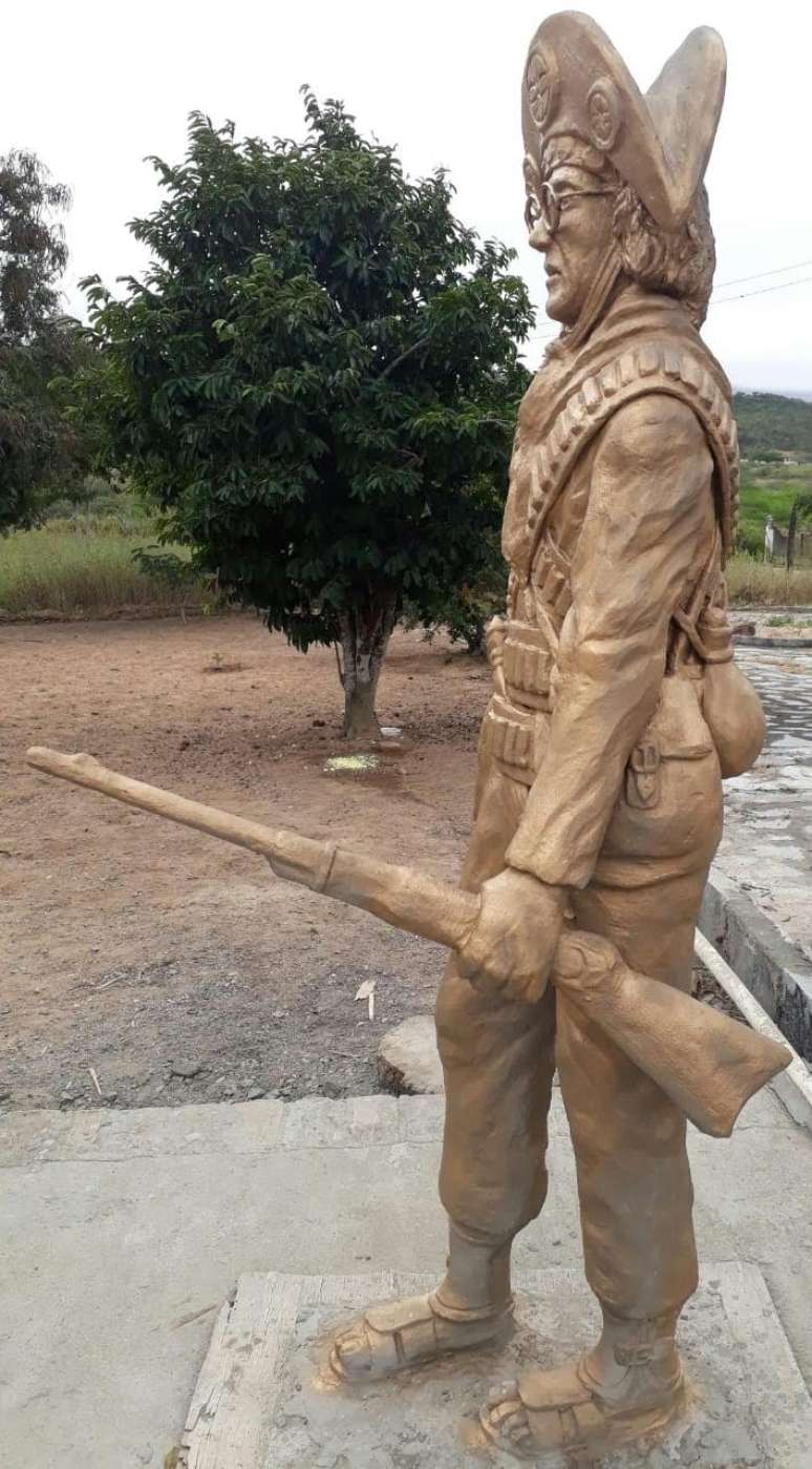 A estátua de lampião no Museu do Cangaço de Serra Talhada