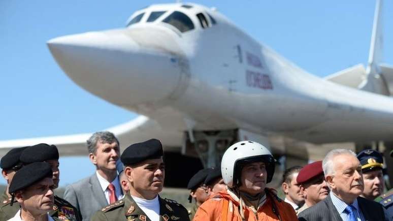 O ministro da defesa venezuelano, Vladimir Padrino (segundo à esquerda) dá boas-vindas às aeronaves russas