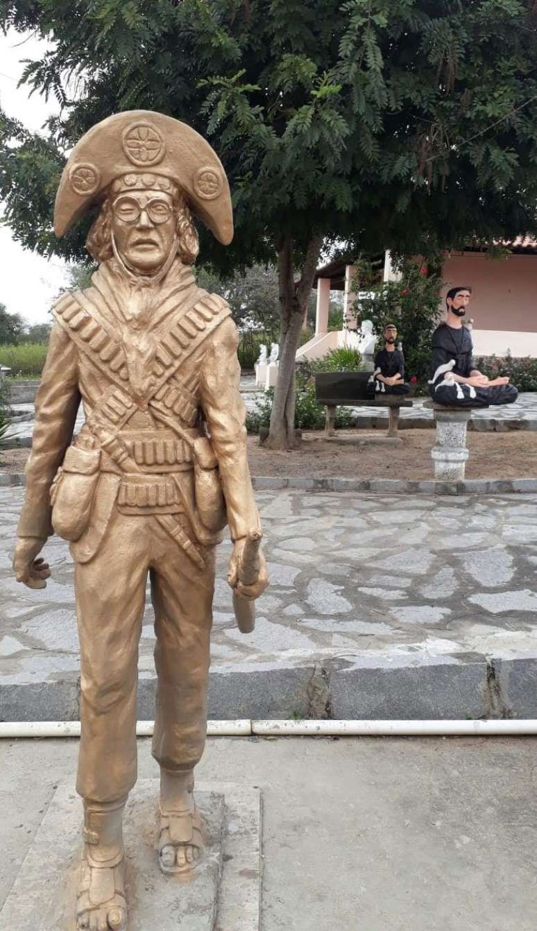 Homenageado em estátua, Lampião já é nome de praça, rua e hotel em Serra Talhada