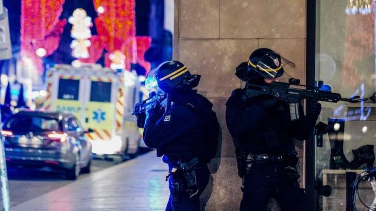 A segurança foi reforçada em todo o país depois de ataque em Estrasburgo, mas autoridades admitem que suspeito pode ter deixado o país