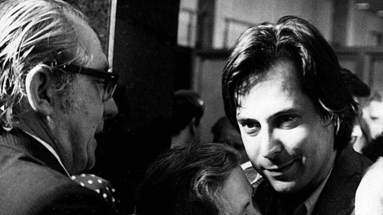 Dirceu &eacute; abra&ccedil;ado pela m&atilde;e ap&oacute;s retornar ao Brasil com a anistia pol&iacute;tica; ele chegou a fazer pl&aacute;sticas no rosto para n&atilde;o ser reconhecido durante a ditadura