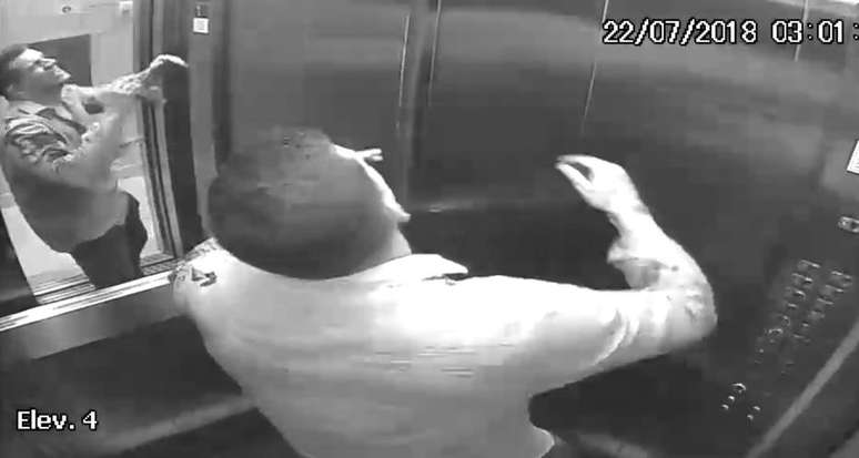 C&acirc;mera flagrou momento em que professor, em desespero,&nbsp;sobe com o corpo no elevador