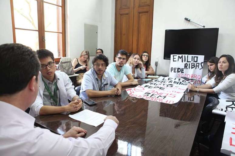 Manifestantes pedem 'socorro' pelo Emílio Ribas