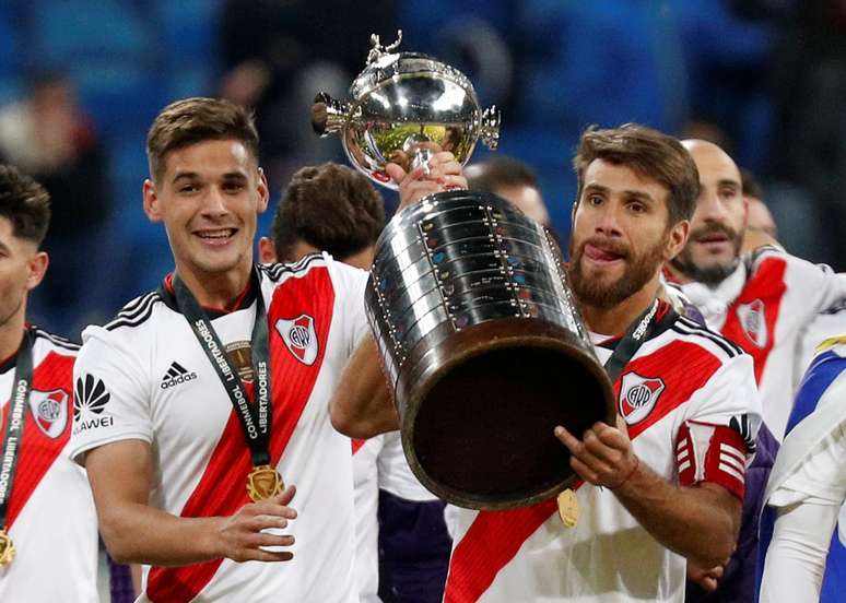 Lucas Martinez e Leonardo Ponzio erguem a taça na celebração do título da Libertadores