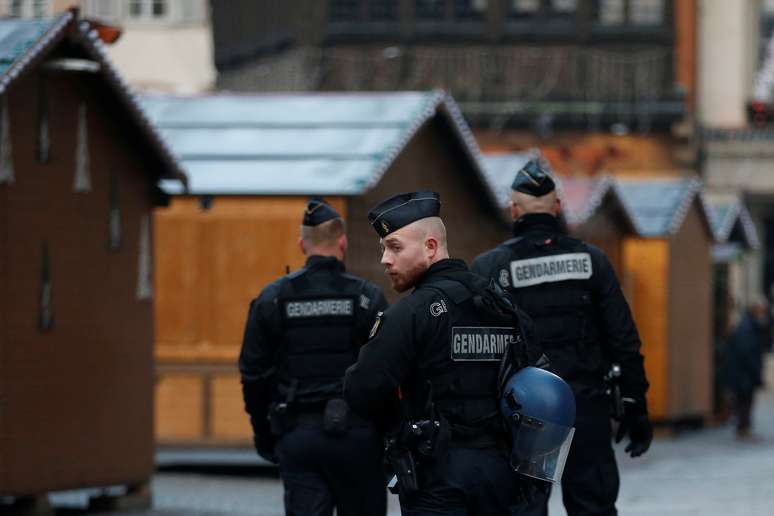 Policiais franceses vigiam feira de Natal, fechada depois de ataque em Estrasburgo 12/12/2018 REUTERS/Vincent Kessler