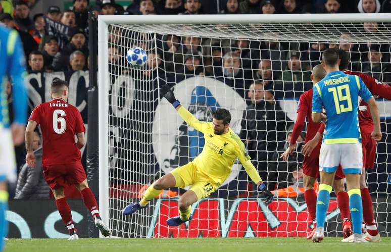 Goleiro Alisson faz defesa em partida do Liverpool contra o Napoli 11/12/2018 Action Images via Reuters/Carl Recine