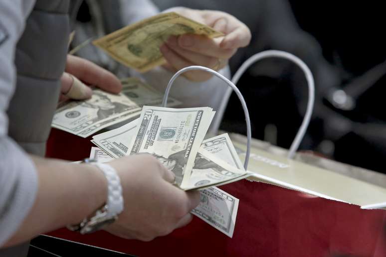 Pessoas fazem transação em dinheiro em Nova York, Estados Unidos
26/11/2015 REUTERS/Andrew Kelly/File Photo