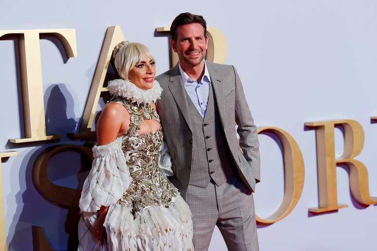Lady Gaga e diretor Bradley Cooper na pr&eacute;-estreia de "Nasce uma Estrela" em Londres 27/09/2018 REUTERS/Eddie Keogh