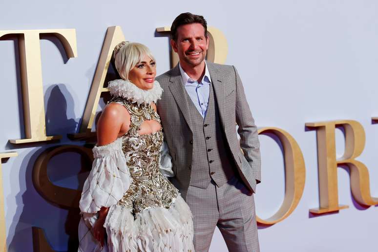 Lady Gaga e diretor Bradley Cooper na pré-estreia de "Nasce uma Estrela" em Londres 27/09/2018 REUTERS/Eddie Keogh