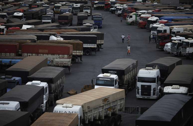 Caminhões transportadores em estacionamento
20/09/2012
REUTERS/Nacho Doce 