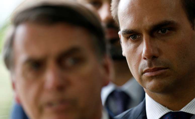 Deputado Eduardo Bolsonaro atrás seu pai, presidente eleito Jair Bolsonaro
04/12/2018
REUTERS/Adriano Machado