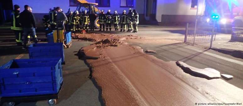 O l&iacute;quido doce e pegajoso transbordou de um tanque de armazenamento e endureceu ao tocar o asfalto g&eacute;lido da rua