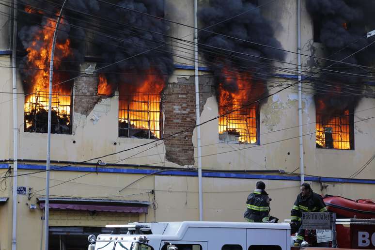 Incêndio atinge uma loja na manhã desta quarta-feira, 12, na região da 25 de Março, no centro de São Paulo