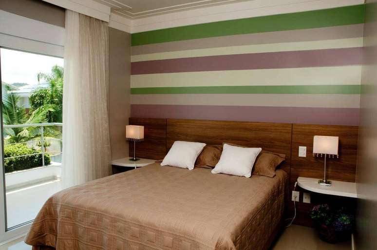 56-&nbsp; As listras d&atilde;o um charme e s&atilde;o &oacute;timas op&ccedil;&otilde;es como cores para pintar quarto de casal. Projeto por Juliana Pippi.