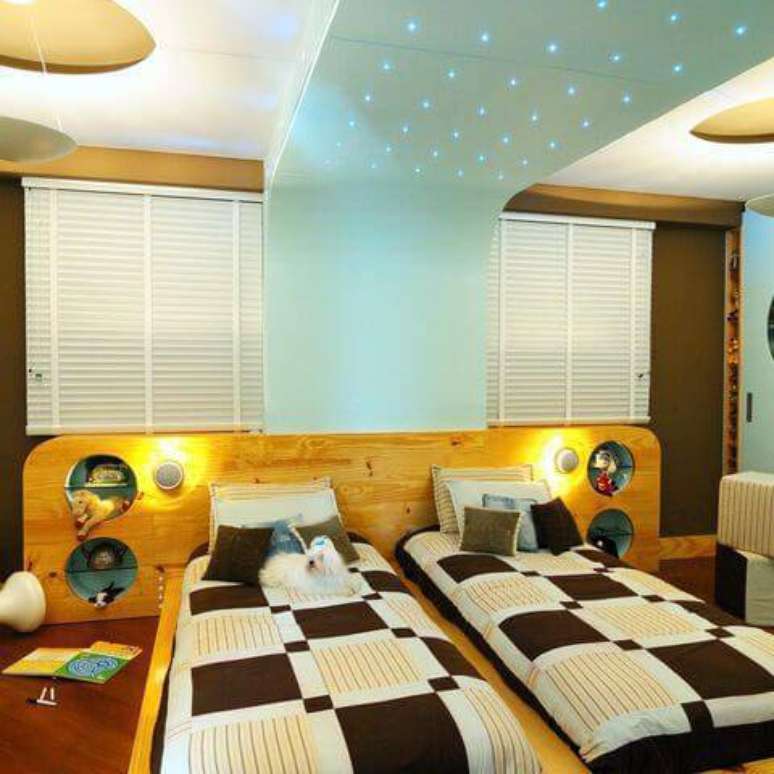 49- Um detalhe de cor pode fazer toda a diferen&ccedil;a no quarto. Projeto por Maria Claudi.