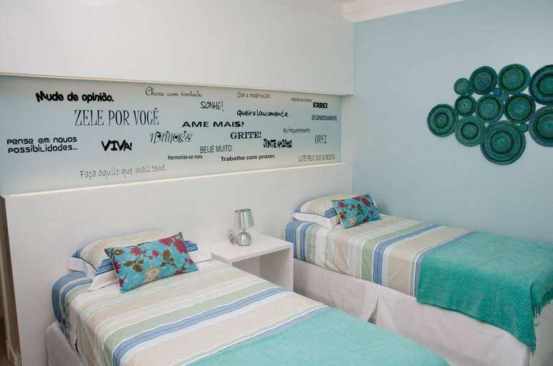 44- Os tons de azul s&atilde;o muito escolhidos para cores para quarto de solteiro.